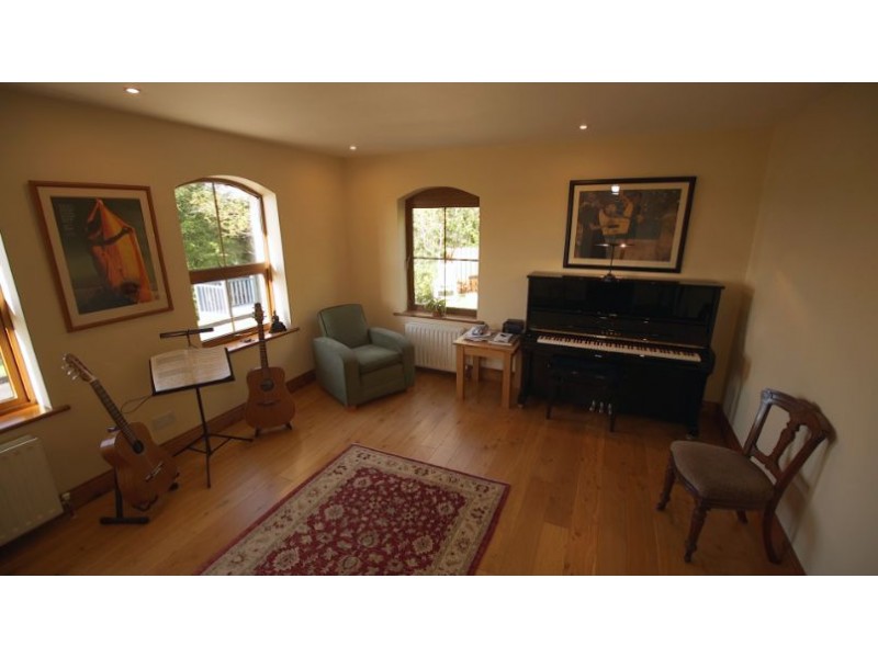 Stunning 3 Bedroom Waterfront House with Detached Office Suite/Work