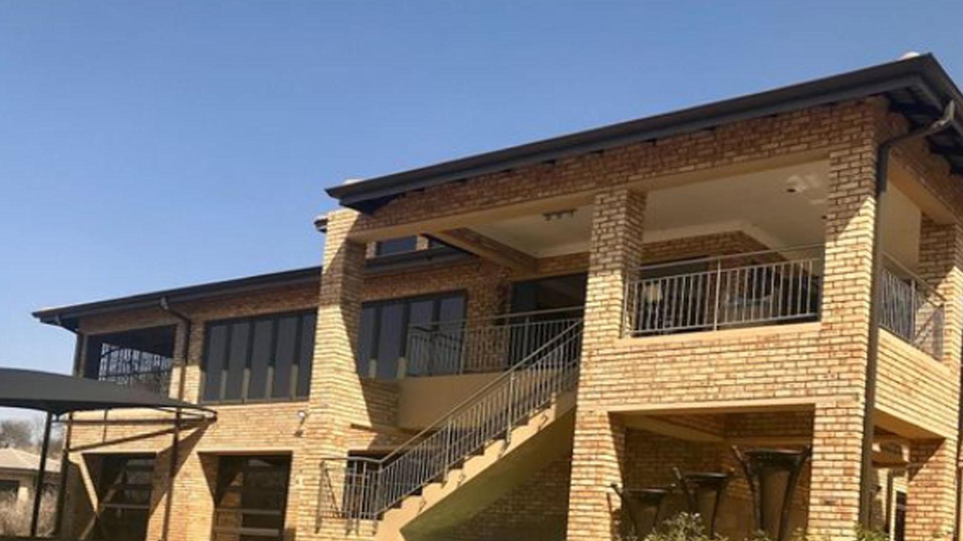 Luxury 4 Bed waterfront Villa for Sale in Porcupine Ridge Gauteng South