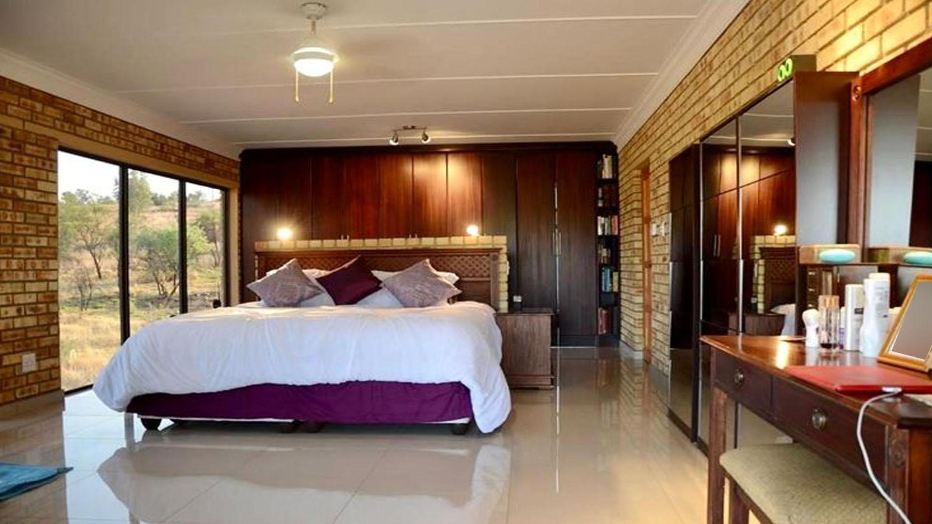 Luxury 4 Bed waterfront Villa for Sale in Porcupine Ridge Gauteng South